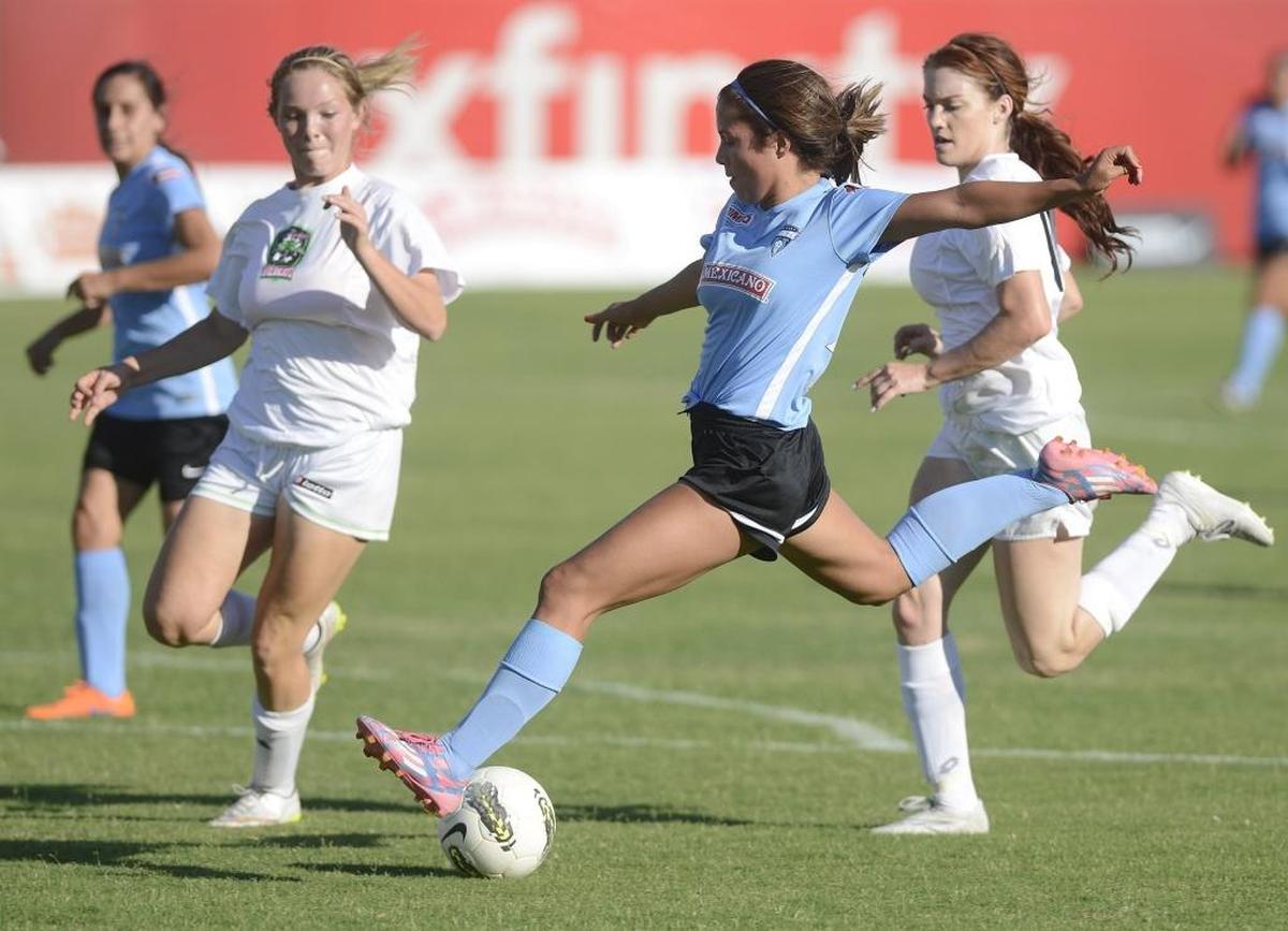 Fresno Freeze forward Caitlyn Kreutz, center, finds an open shot during a 2015 match. The Freeze closes out its 2017 regular-season schedule July 1 at Chukchansi Park.