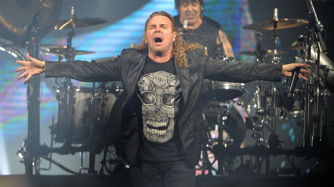 El vocalista y guitarrista de Maná, Fher Olvera, actúa durante su gira Latin Power en el Save Mart Center, el martes 20 de septiembre de 2016, en Fresno.