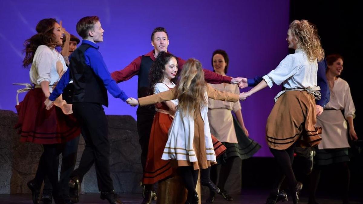 “An Irish Christmas” will take the stage in Visalia.