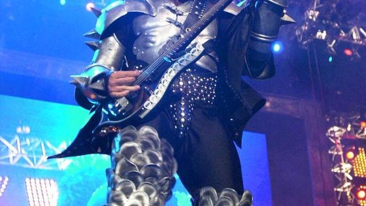 Go to Edwards Fresno Stadium to get a look at behind-the-scenes footage from Kiss’ November 2014 concert at the Hard Rock Hotel.