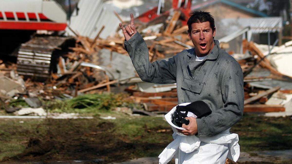 Ty Pennington, host of “Extreme Makeover: Home Edition” acknowledges the crowd as the demolition of Mary Ann Riojas’ home continues on Saturday January 10th, 2009. The show is getting a reboot on HGTV in 2020.
