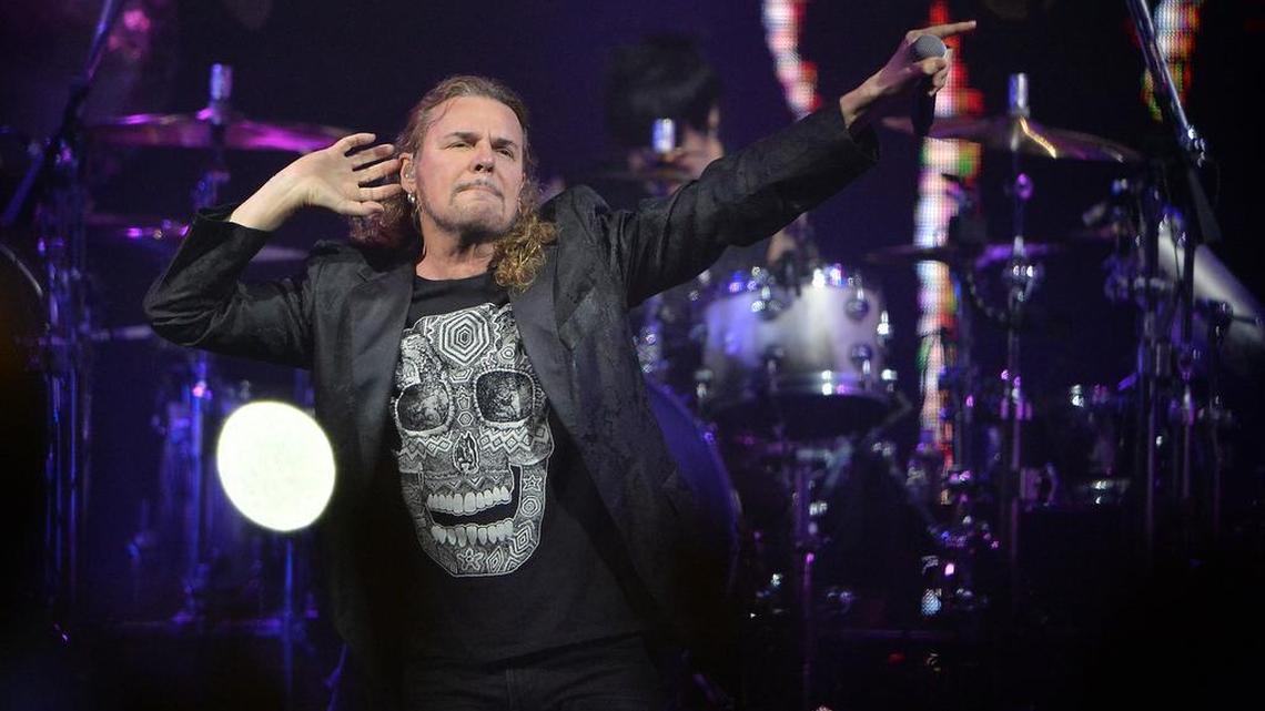 El vocalista y guitarrista de Maná, Fher Olvera, actúa durante su gira Latin Power en el Save Mart Center, el martes 20 de septiembre de 2016, en Fresno.