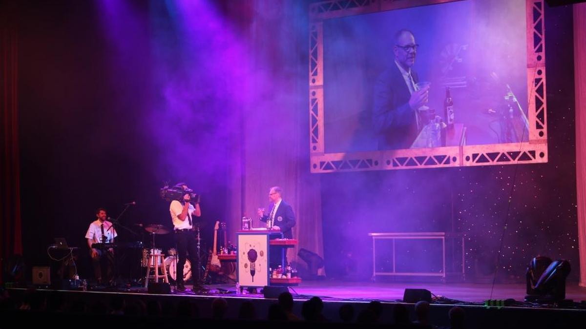 Alton Brown’s latest version of ‘Eat Your Science’ comes to Fresno’s Saroyan Theatre March 20.