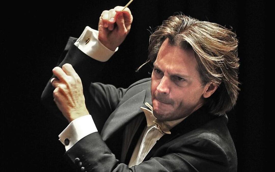 Daniel Meyer conducts the Fresno Philharmonic Nov. 6, 2016.