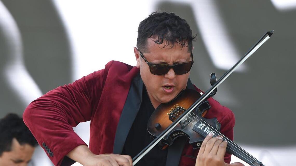 Playing through the pandemic, Fresno musician connecting with Zoom, sidewalk serenades