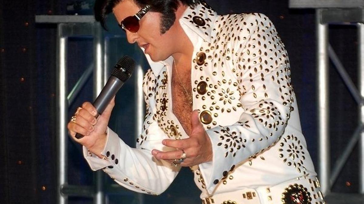 Jeremy “Elvis” Pearce performs classic holiday hits.