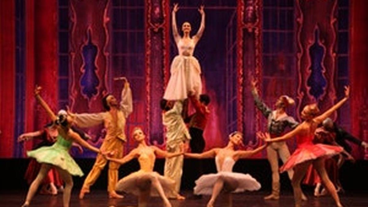 Moscow Festival Ballet performs “Cinderella.”