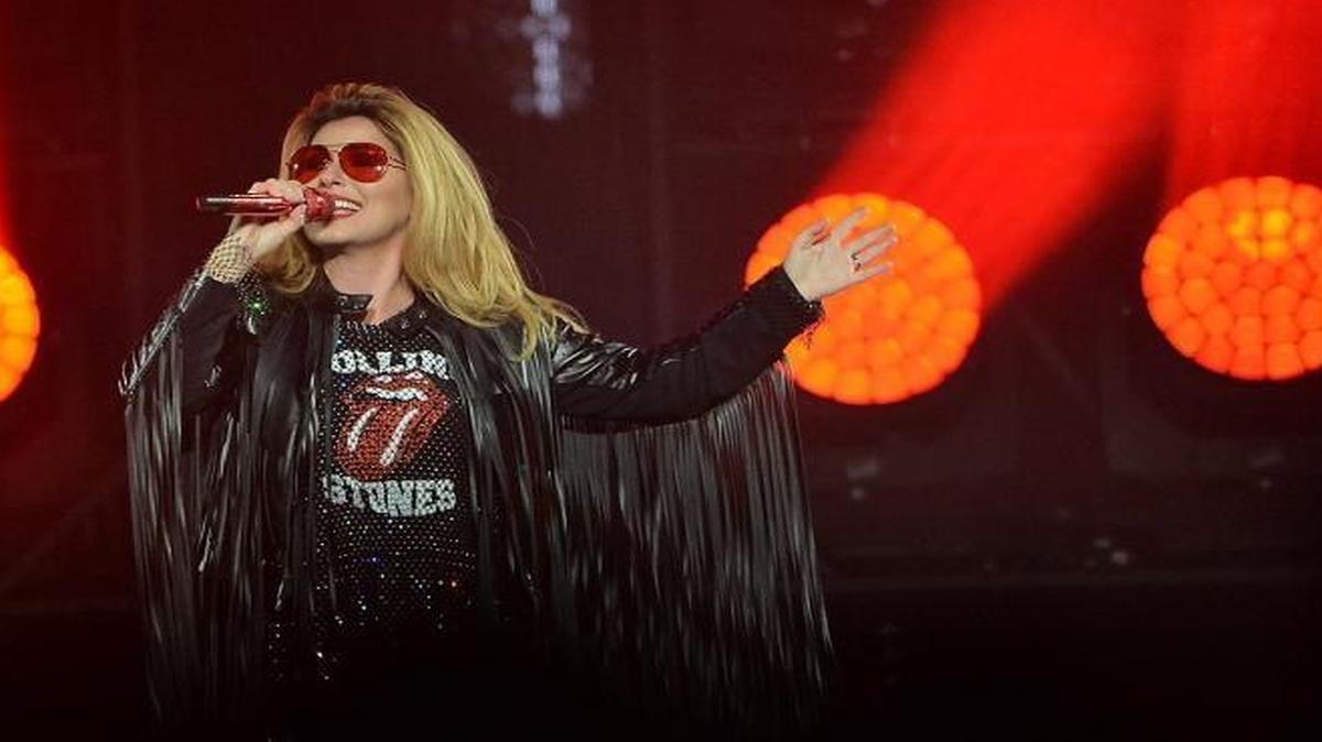 Shania Twain performs during her “Rock This Country” tour at the Save Mart Center in Fresno in August 2015. Twain will return to the arena in the summer of 2018.