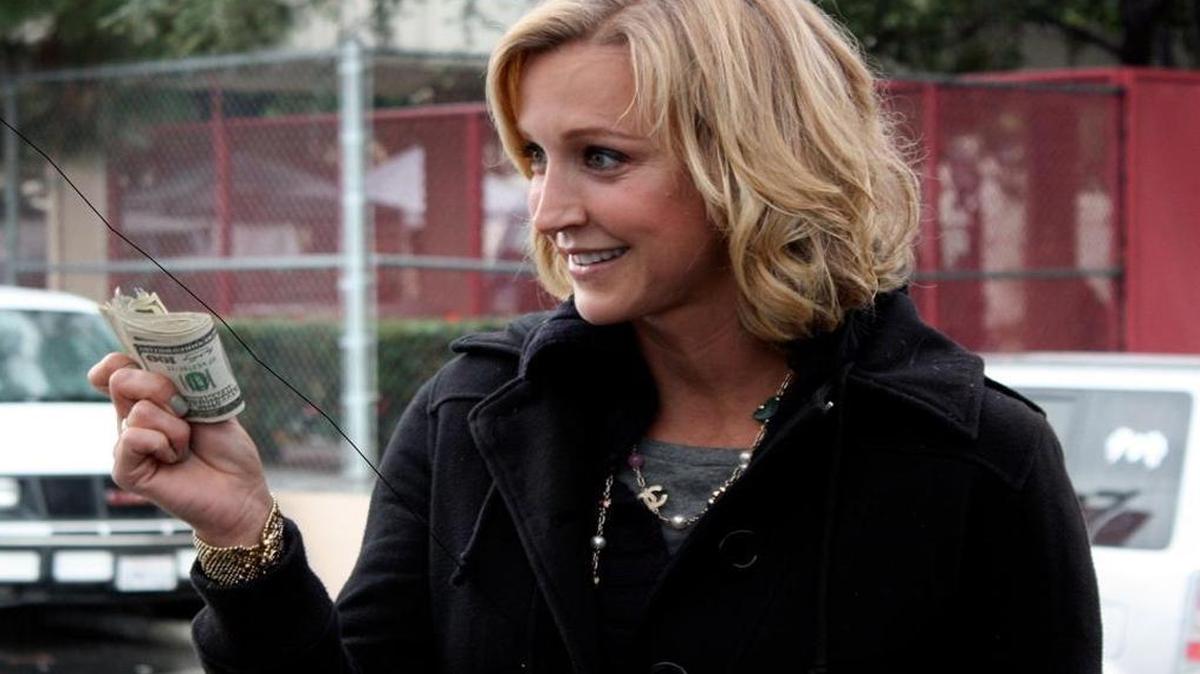 Lara Spencer hosts “Flea Market Flip.”