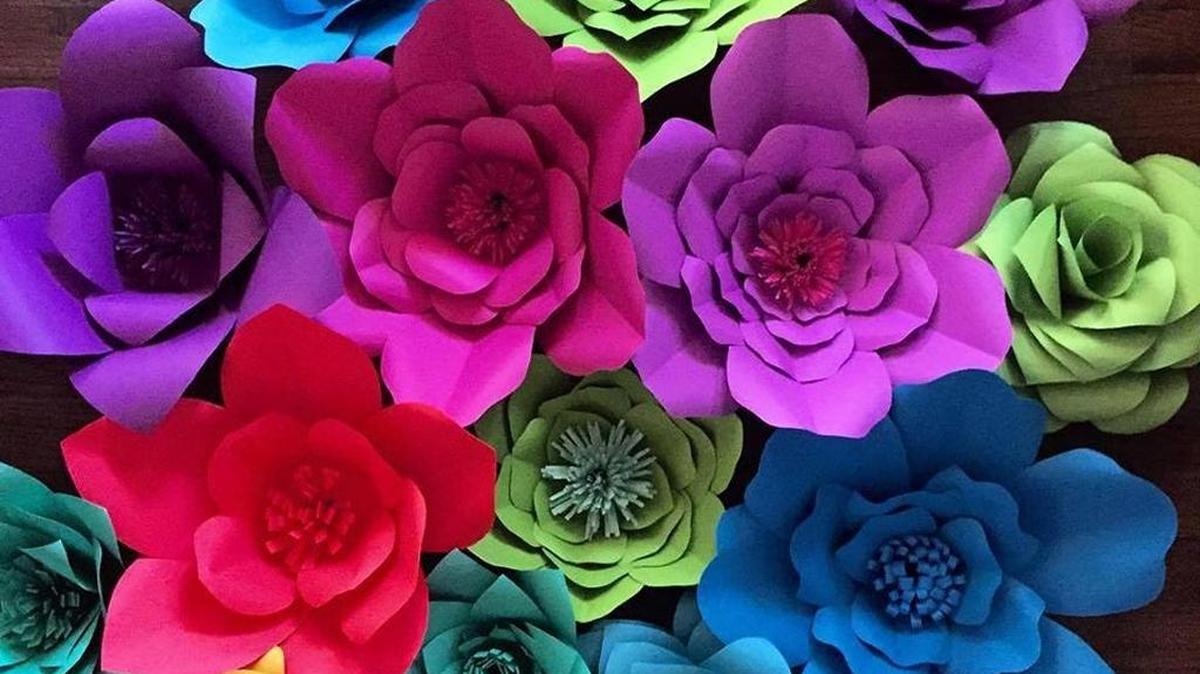 Create paper flowers at a class at Fres.Co.