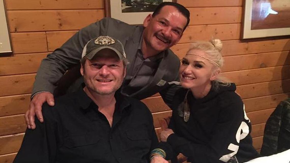 Singing stars Blake Shelton and Gwen Stefani pose with Ducey’s on the Lake manager Tony Diaz on Friday night at the Pines Resort restaurant at Bass Lake.