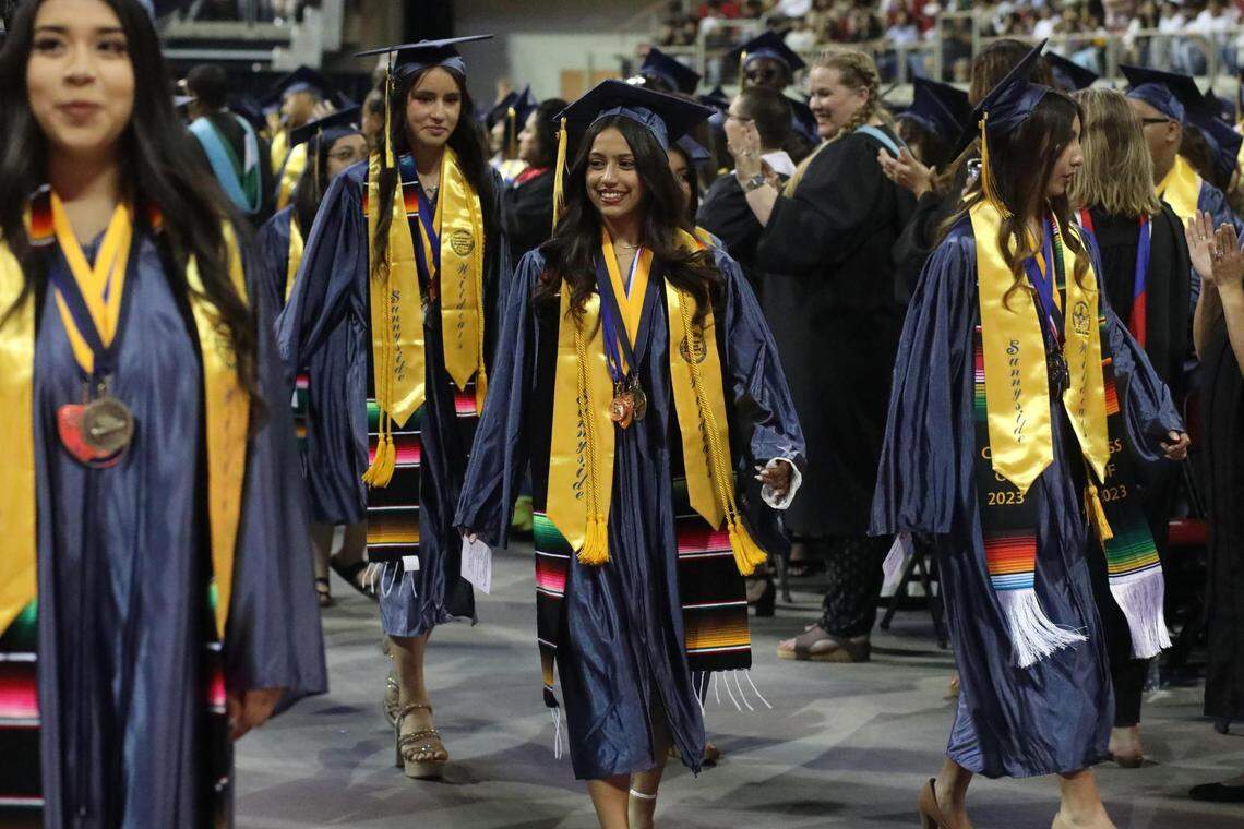 Joslyn Conchas, estudiante de último año de Sunnyside High School, se dirige a UC Merced en el otoño como parte del grupo inaugural del programa PRIME+ BS/MD del Valle de San Joaquín. Conchas se graduó Summa Cum Laude con un GPA de 4.32 el 6 de junio en el Save Mart Center, con la generción de 2023 de Sunnyside High School.