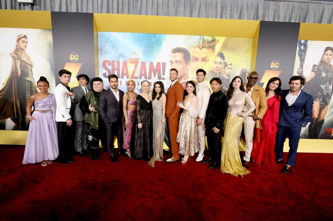 El reparto de "Shazam! Fury of the Gods' durante el estreno de la película en Los Ángeles