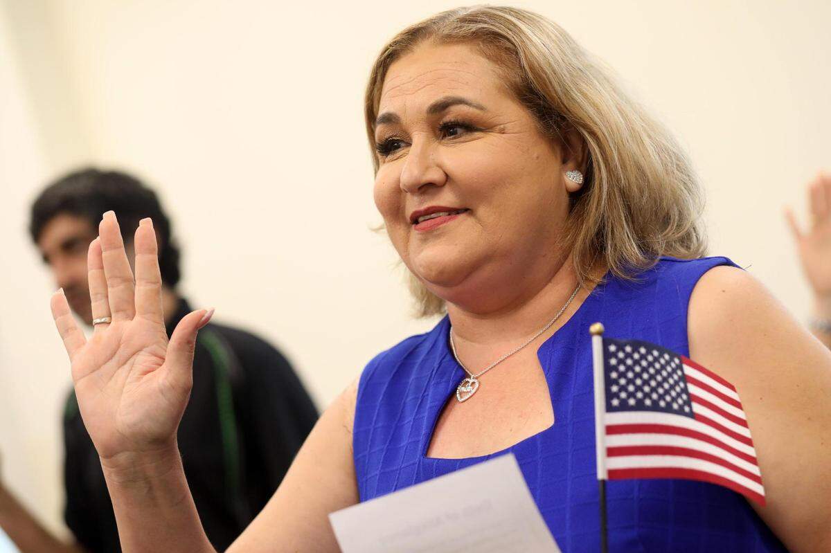 María del Rosario Díaz de Reyes fue una de las personas del Valle proveniente de varios países incluyendo México que tomaron juramento a la bandera de los Estados Unidos durante una ceremonia de naturalización en la oficina del USCIS en Fresno el martes, 18 de julio.