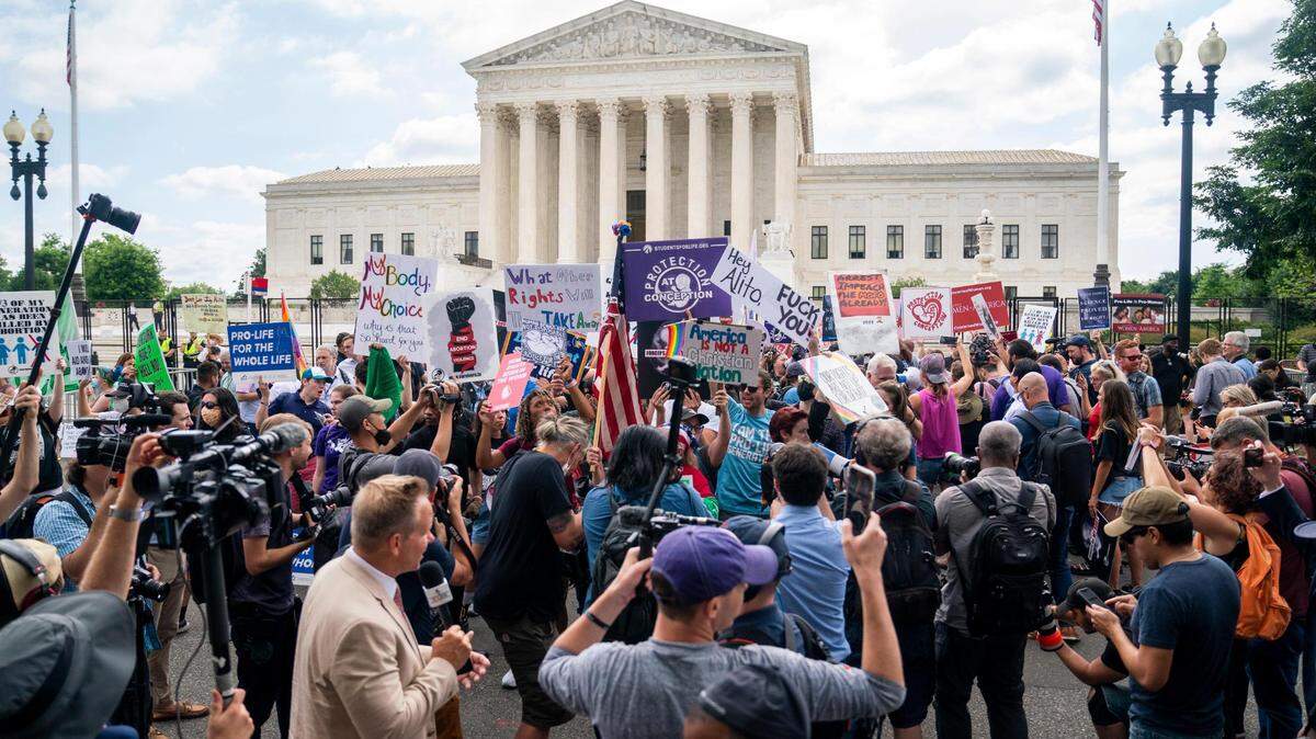 Activista contra el aborto y activistas por el derecho al aborto protestan frente a la Corte Suprema en Washington, DC, EE. UU., 24 de junio de 2022. El 24 de junio, la Corte Suprema de EE. Caso Wade de 1973./Anti-abortion activist and abortion rights activists protest outside the Supreme Court in Washington, DC, USA, 24 June 2022. On 24 June US Supreme Court decided on the Dobbs v Jackson Women’s Health Organization ruling that overturned the legalization of abortion in the Roe v. Wade case of 1973.