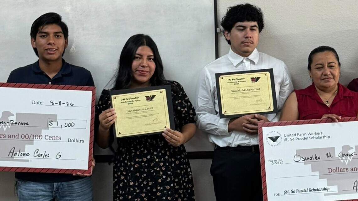 Hijos de trabajadores agrícolas reciben becas UFW ¡Sí Se Puede!
