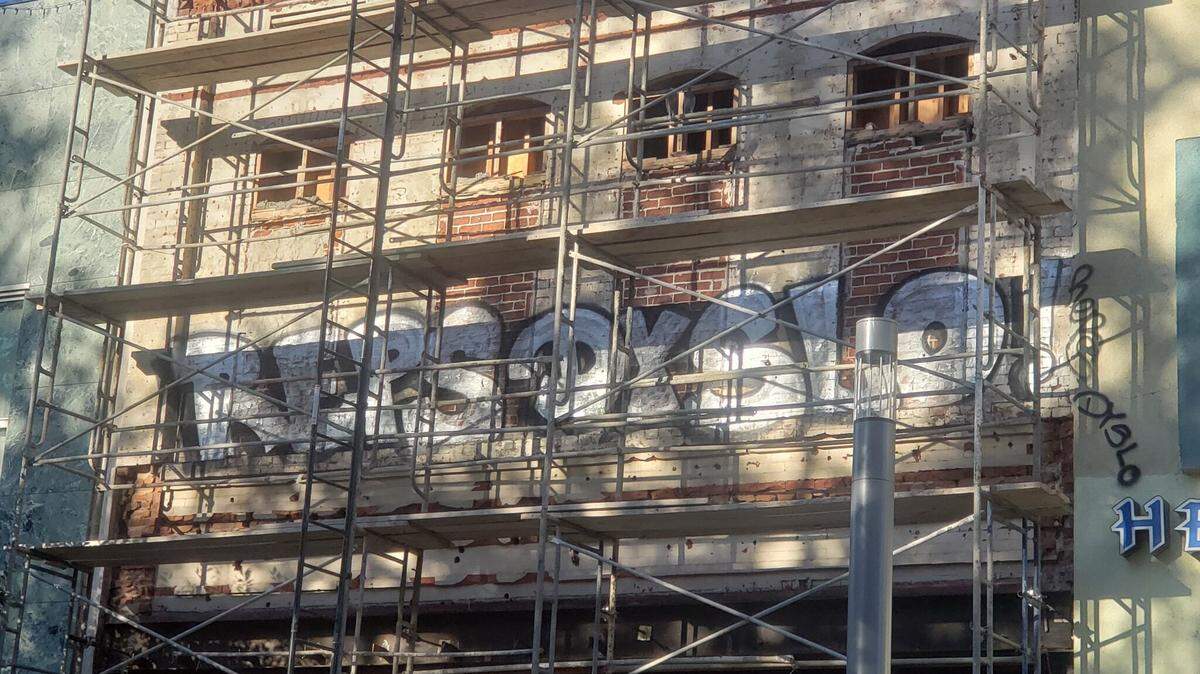 A large piece of graffiti can be seen scrawled across the Fresno Expositor Building on Fulton Street in downtown Fresno. The buidling is considered the oldest in Fresno.