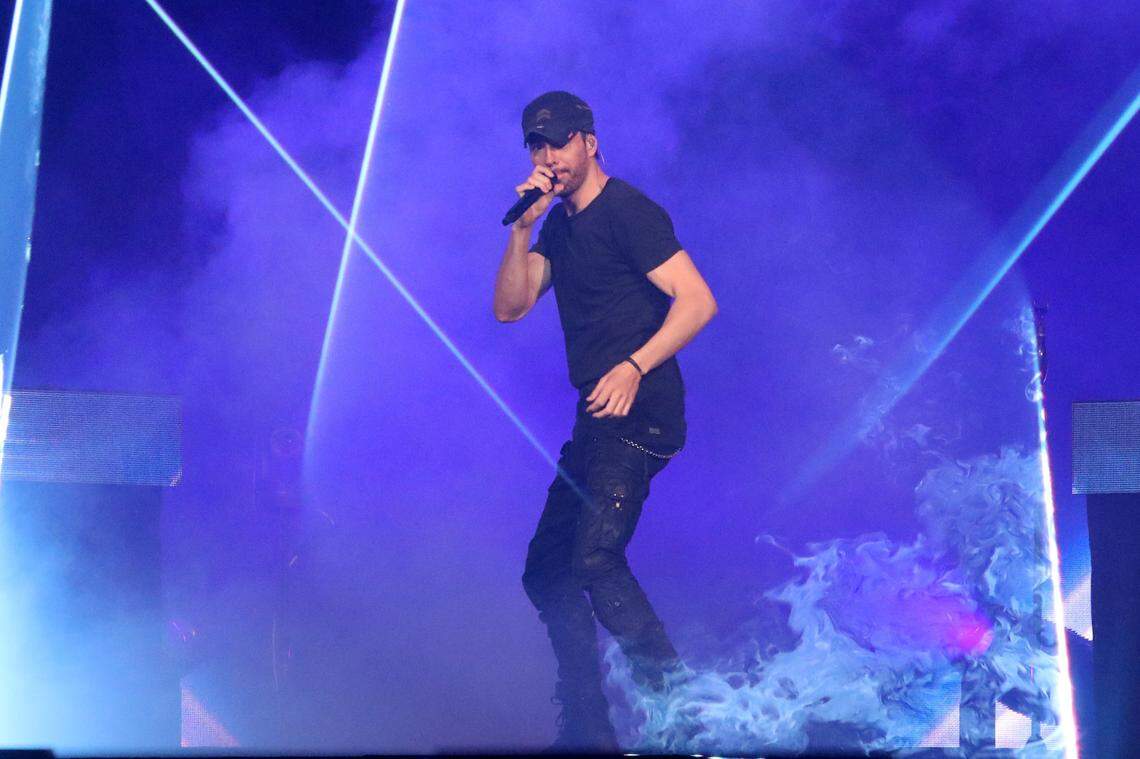 Enrique Iglesias durante la segunda parte del Trilogy Tour 2024 junto a los fenómenos mundiales Ricky Martin y Pitbull en el Save Mart Center, en Fresno, el martes 30 de enero de 2024.