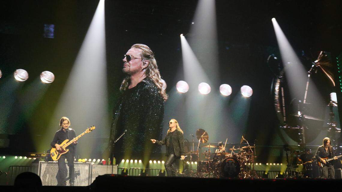 Maná's lead singer and guitarist, Fher Olvera, during his "Vivir sin Aire" tour at the Save Mart Center on Friday, November 28, 2025 in Fresno. | El vocalista y guitarrista de Maná, Fher Olvera, durante su gira “Vivir sin Aire” en el Save Mart Center el viernes 28 de noviembre del 2025 en Fresno.