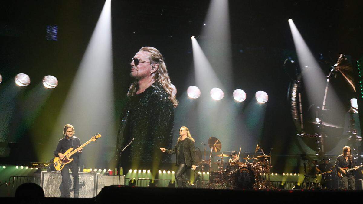 Maná's lead singer and guitarist, Fher Olvera, during his "Vivir sin Aire" tour at the Save Mart Center on Friday, November 28, 2025 in Fresno. | El vocalista y guitarrista de Maná, Fher Olvera, durante su gira “Vivir sin Aire” en el Save Mart Center el viernes 28 de noviembre del 2025 en Fresno.