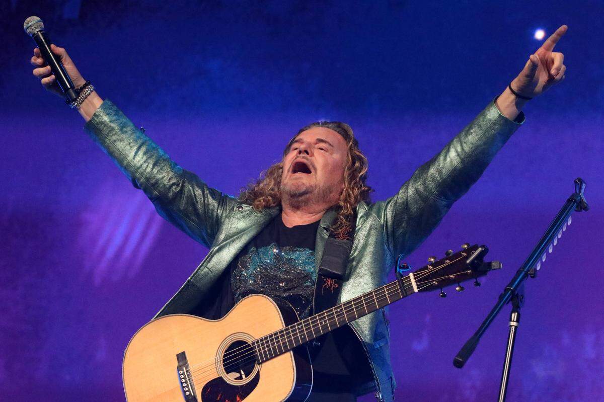 El vocalista y guitarrista de Maná, Fher Olvera, se presenta durante su gira México Lindo y Querido en el Save Mart Center el viernes 1 de diciembre de 2023 en Fresno.