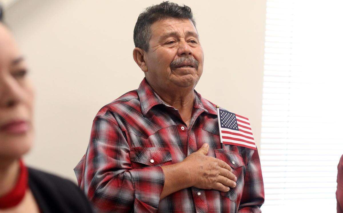 Filiberto Villa Zuñiga, de Jalisco, México, es unas las 38 personas provenientes de 12 países - incluyendo El Salvador (3), México (19), Honduras (1) y Perú (1) - que tomaron juramento a la bandera de los Estados Unidos en la mañana del martes (29 de agosto) durante una ceremonia de naturalización en la oficina del USCIS en Fresno.
