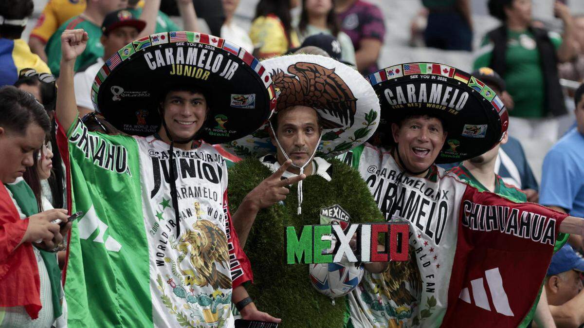 Mexican fans attend the CONMEBOL Copa America 2024 group B match between México and Ecuador at State Farm Stadium in Glendale, Arizona on June 30. / Los fanáticos mexicanos asisten al partido del grupo B de la CONMEBOL Copa América 2024 entre México y Ecuador en el State Farm Stadium en Glendale, Arizona, el 30 de junio.