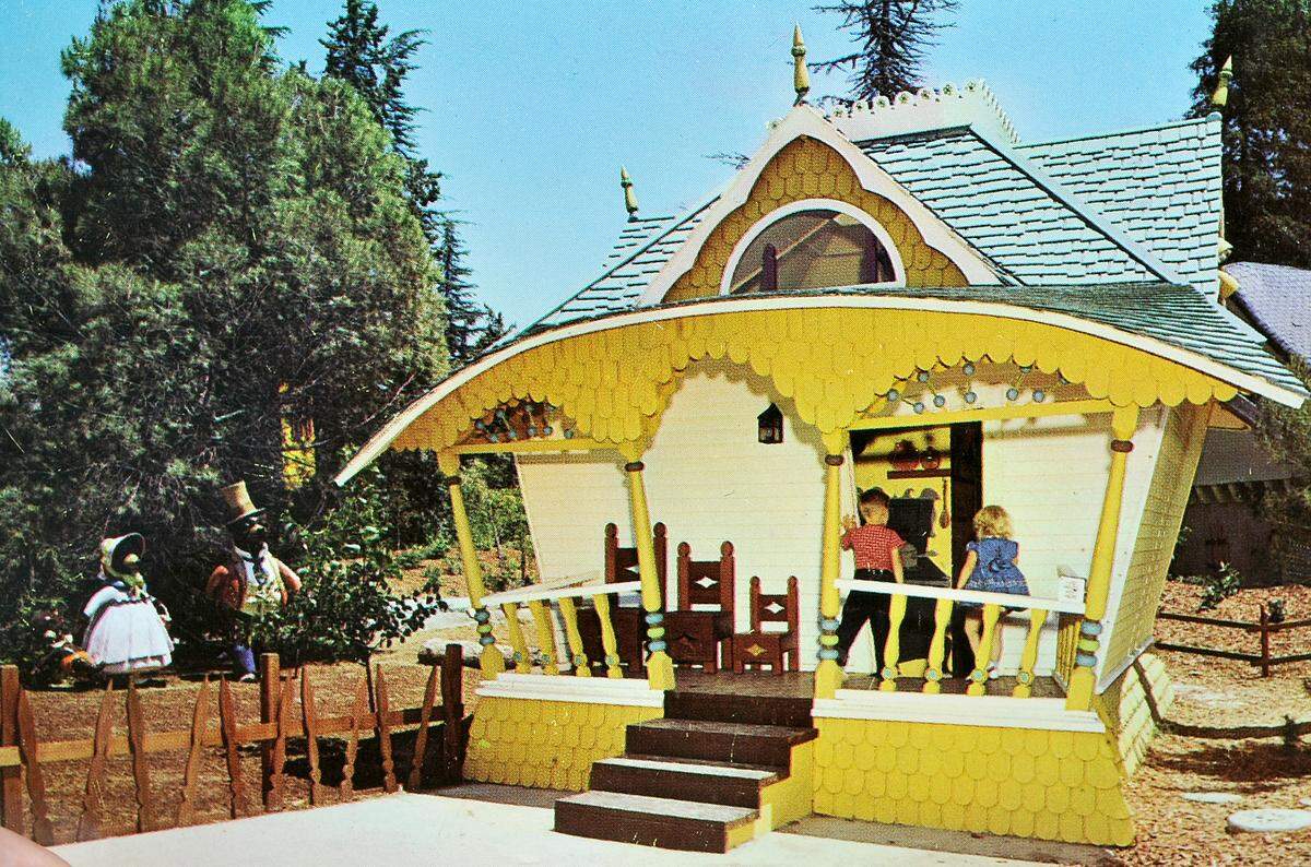 Picture postcard of the Three Bears House circa 1962.