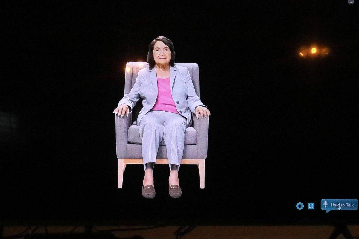 La conferencia celebrada en Bakersfield el martes 19 de septiembre también incluyó una exposición interactiva de hologramas de Dolores Huerta, que se ubicará en el futuro centro.