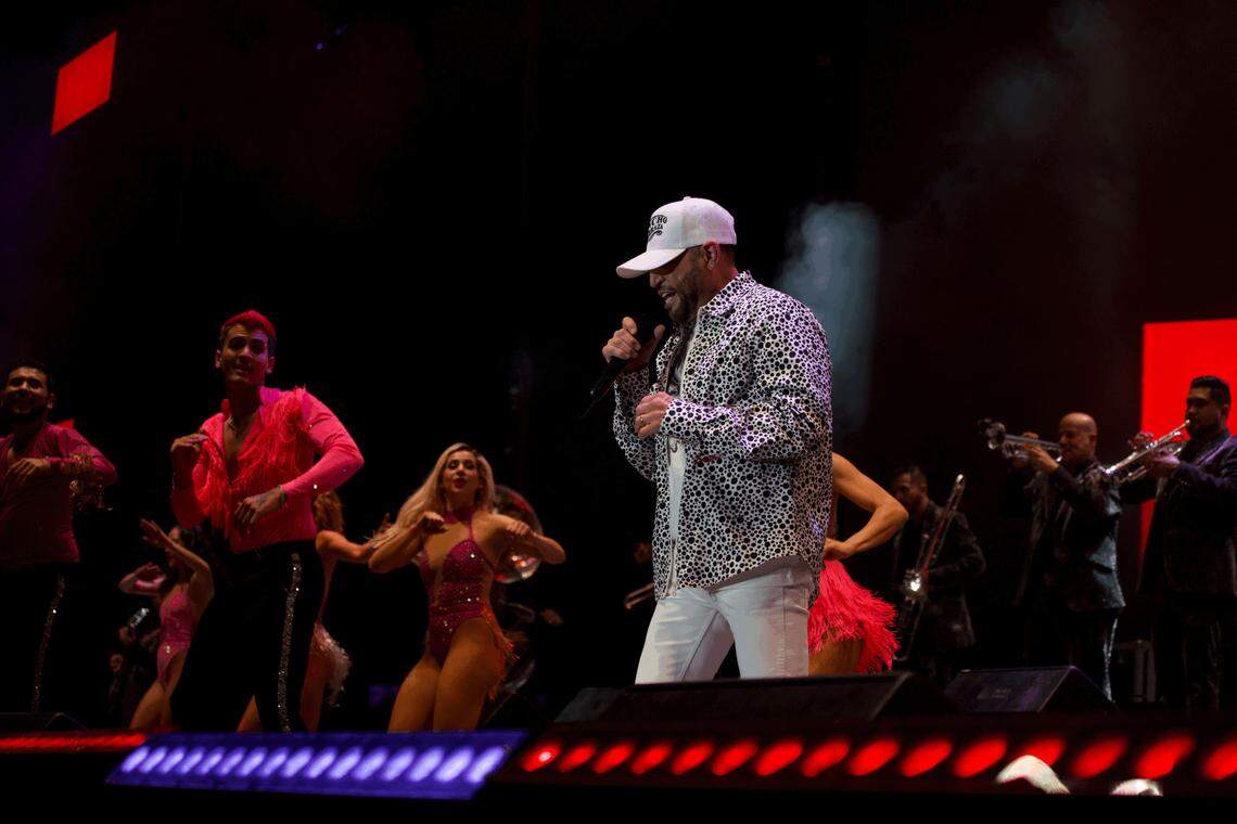 Pancho Barraza, inició de manera oficial el sábado 28 de enero, su gira llamada “Leyenda En Vida”, con un exitoso concierto en la Arena Ciudad de México, donde presentó un espectáculo renovado.