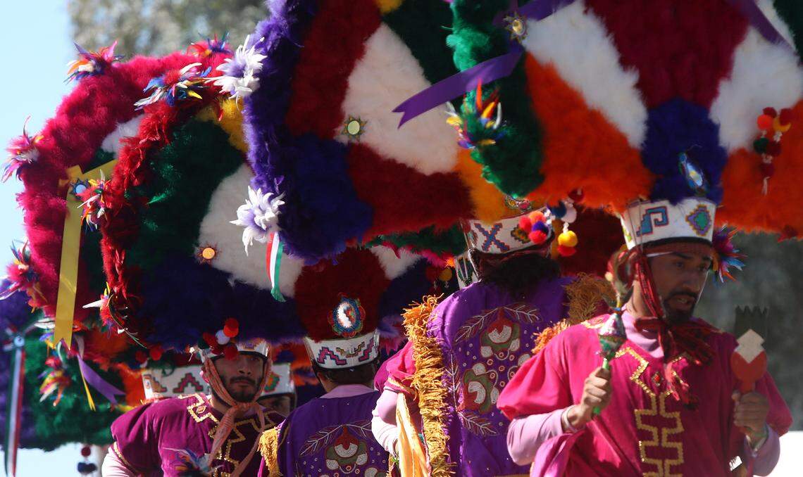 Ballet Folklórico Nueva Antequera from Los Ángeles performs ‘Danza de la Pluma’ from the Central Valleys of Oaxaca during the Guelaguetza Fresno 2022 at Calwa Park on Sept. 25, 2022. / Ballet Folklórico Nueva Antequera de Los Ángeles presentaron ‘Danza de la Pluma’ de los Valles Centrales de Oaxaca durante La Guelaguetza Fresno 2022 en el parque Calwa el 25 de septiembre 2022.