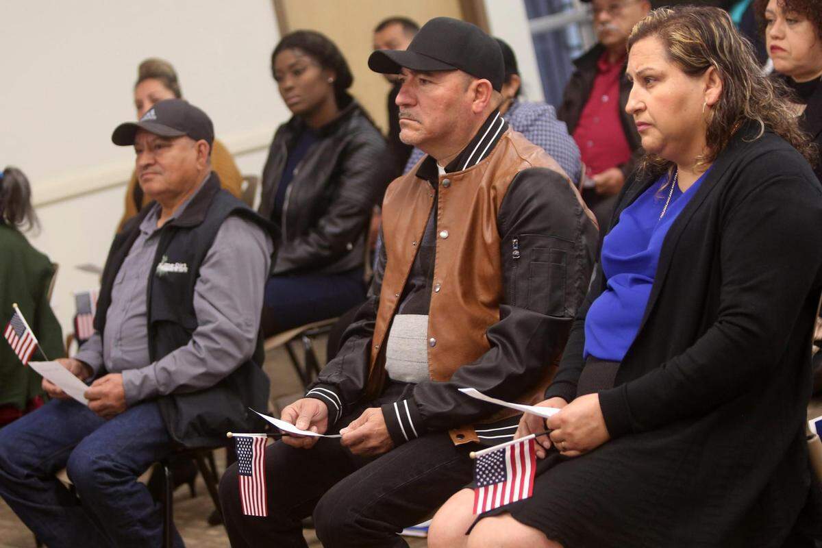 Unas 120 personas del Valle tomaron juramento de lealtad a los Estados Unidos el 16 de febrero durante una ceremonia de naturalización en Fresno.&nbsp;