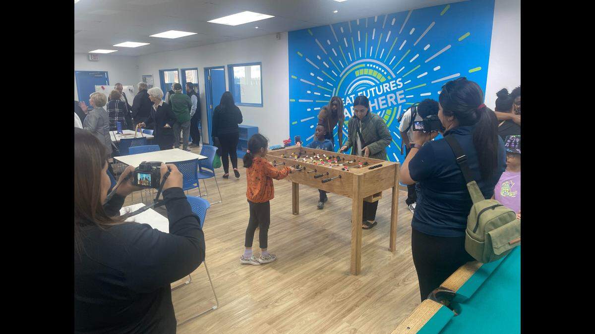 Los miembros del Clovis Boys &amp; Girls Club echan un vistazo a una de las nuevas salas de entretenimiento tras la importante renovación que se inauguró el lunes.