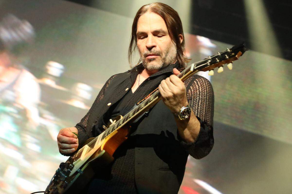 Sergio Vallín, guitarrista de Maná, se presenta durante su gira México Lindo y Querido en el Save Mart Center el viernes 1 de diciembre de 2023 en Fresno.