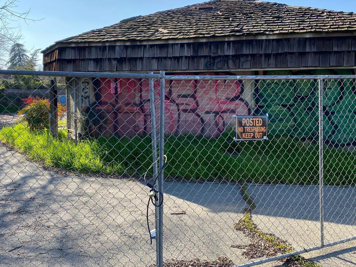 An office building at 695 W. Shaw Ave. sticks out in the Fig Garden neighborhood with its unkempt grass and walls covered in tagging on Wednesday, Jan. 26, 2022.