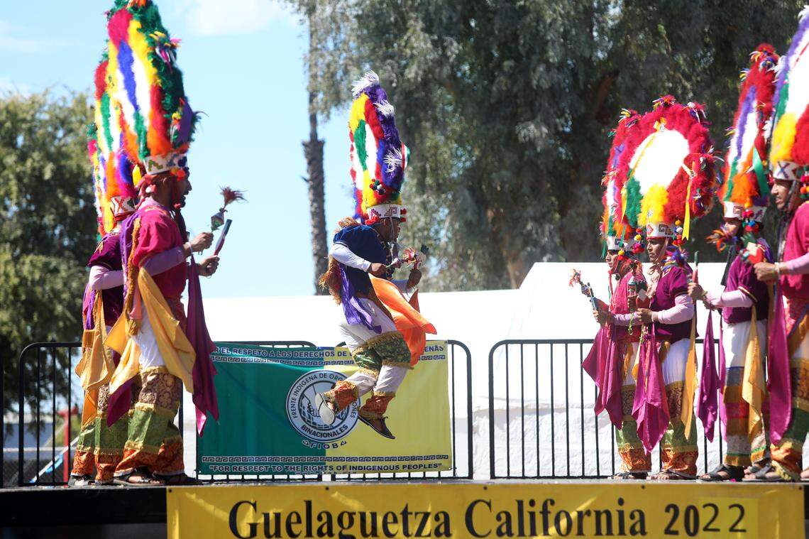 Ballet Folklórico Nueva Antequera from Los Ángeles performs ‘Danza de la Pluma’ from the Central Valleys of Oaxaca during the Guelaguetza Fresno 2022 at Calwa Park on Sept. 25, 2022. / Ballet Folklórico Nueva Antequera de Los Ángeles presentaron ‘Danza de la Pluma’ de los Valles Centrales de Oaxaca durante La Guelaguetza Fresno 2022 en el parque Calwa el 25 de septiembre 2022.