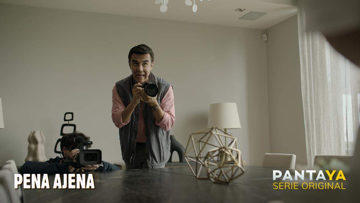 Pena Ajena es una serie de comedia mexicana que cuenta la vida de Jesús (Adrian Uribe), un fotógrafo de sociales que se considera todo un artista y la de su historia de amor con Nuria (Mónica Huarte ), quien sueña con ser mamá.