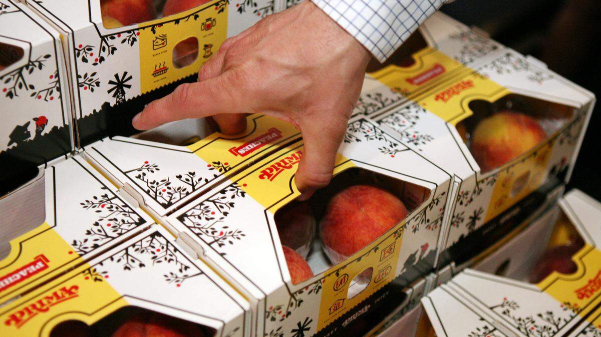 CRAIG KOHLRUSS/THE FRESNO BEE Prima Peach consumer packaging from Gerawan Farming is seen in action during the Fresno Food Expo new products/People’s Choice award event at the Painted Table in Fresno Thursday, February 28, 2013.