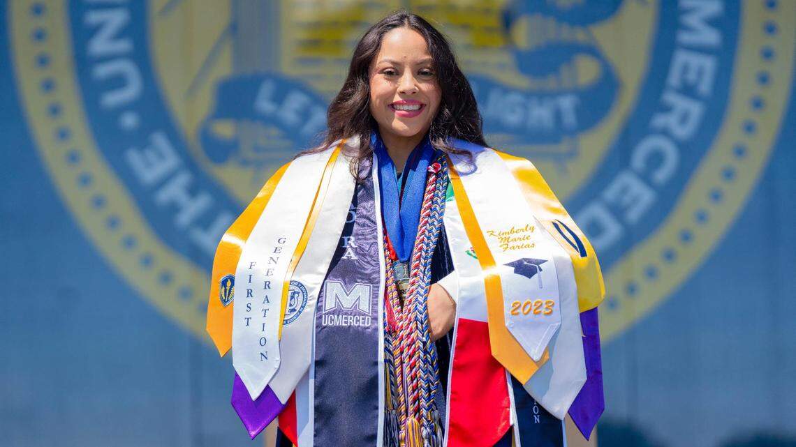 Kimberly Farías, estudiante universitaria mexicano-estadounidense de primera generación, pronunció el discurso de graduación el 11 de mayo en la UC Merced.