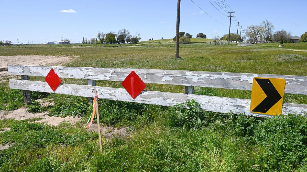 Un campo abierto, que durante décadas fue un vertedero de basura, pronto será la ubicación de nuevas viviendas asequibles iniciadas a través de un proyecto de la ciudad de Fresno en las avenidas Walnut y Florence, en el suroeste de Fresno, el 4 de abril de 2023.