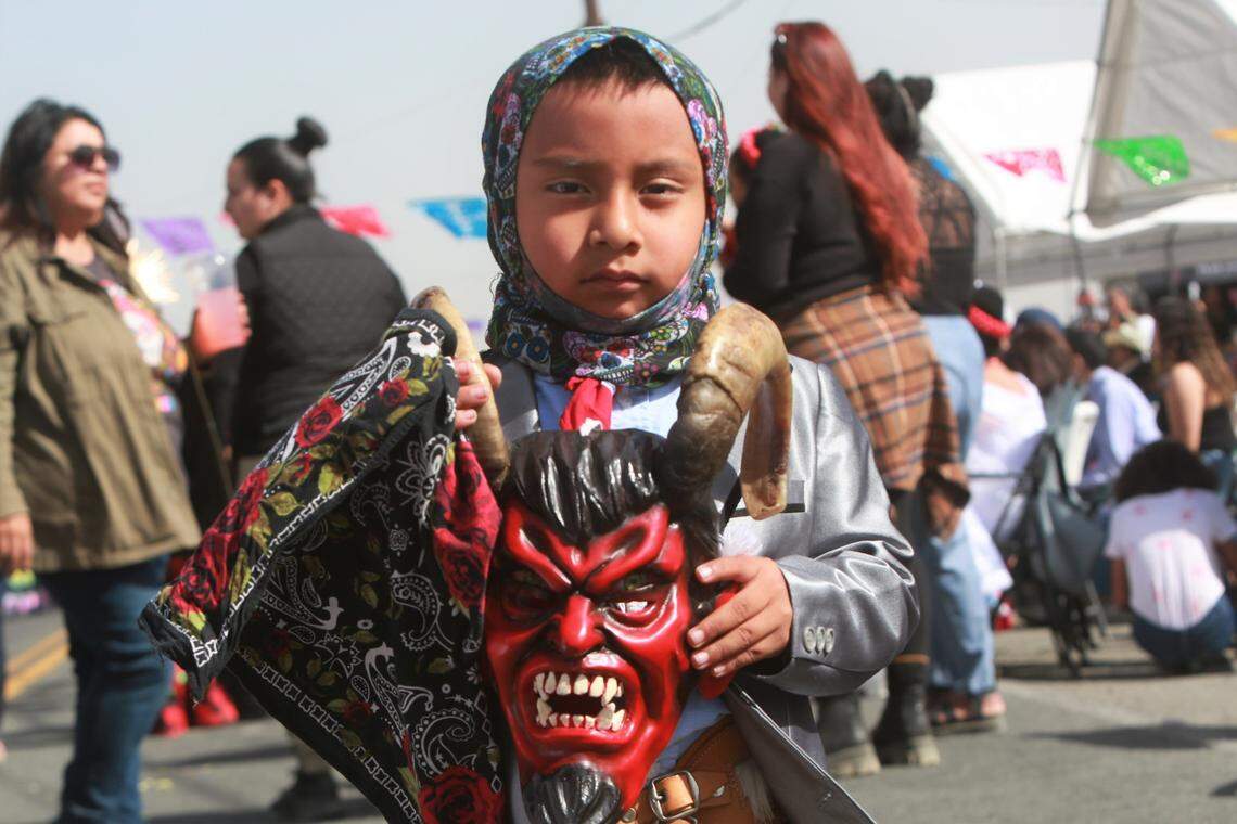 Aiden Montes León, nos muestra máscara de madera tallada a mano, cuernos de chivos de verdad.