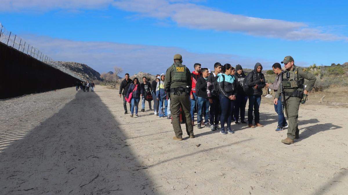 Agentes de la Patrulla Fronteriza estadounidense reciben a un grupo de migrantes, el 29 de noviembre del 2023, en el puesto fronterizo de Jacumba, a unas 75 millas (120 kilómetros) al este de San Diego, California.