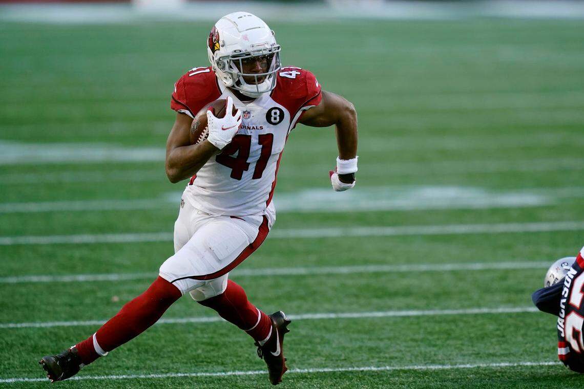 Kenyan Drake carries the ball for the Arizona Cardinals against the New England Patriots on Sunday, Nov. 29, 2020.