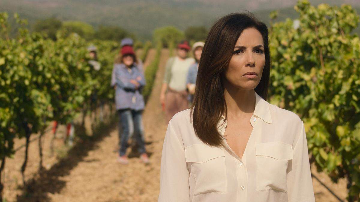 Fotografía cedida por Apple TV+, que muestra a la actriz Eva Longoria en una escena de la serie ‘Land of Woman’. Eva Longoria regresa a la pequeña pantalla como productora ejecutiva y protagonista de ‘Land of Women’, una serie de Apple TV+ que le permitió reconectar con sus raíces y que la retó a actuar en español.