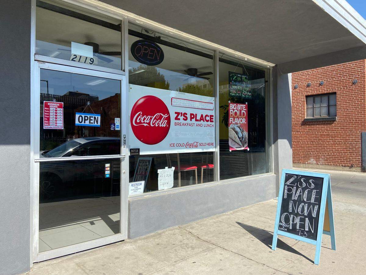 Z'ss Place, en el centro de Fresno, tiene un menú repleto de comida americana, griega y mexicana.