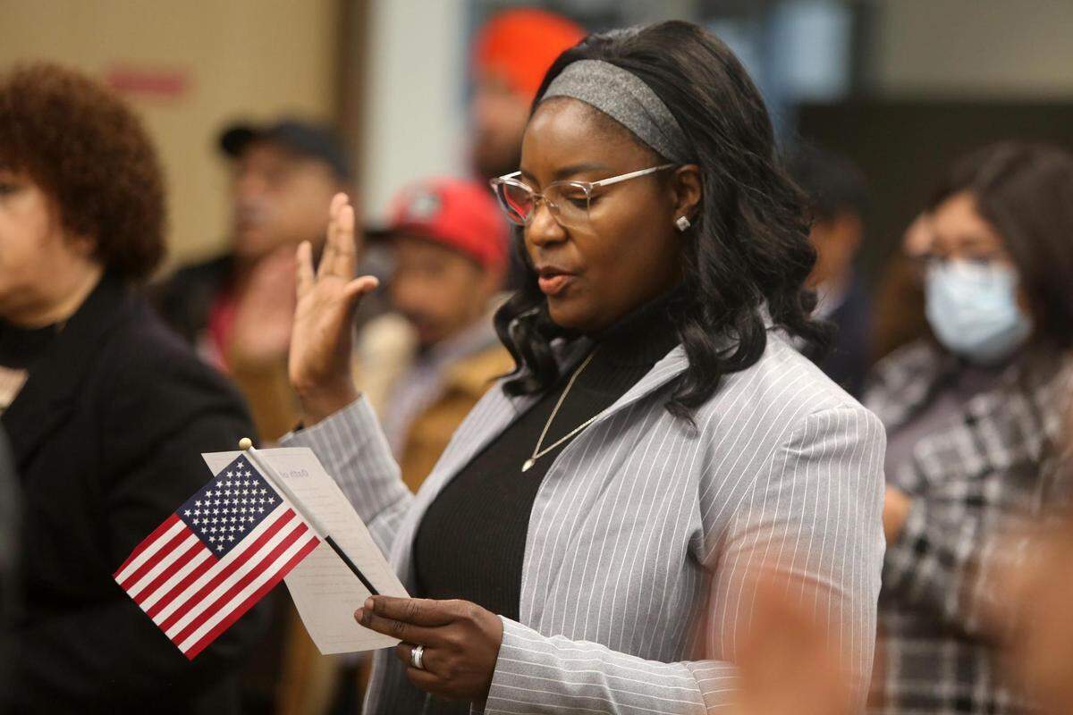 Unas 120 personas del Valle tomaron juramento de lealtad a los Estados Unidos el 16 de febrero durante una ceremonia de naturalización en Fresno.&nbsp;