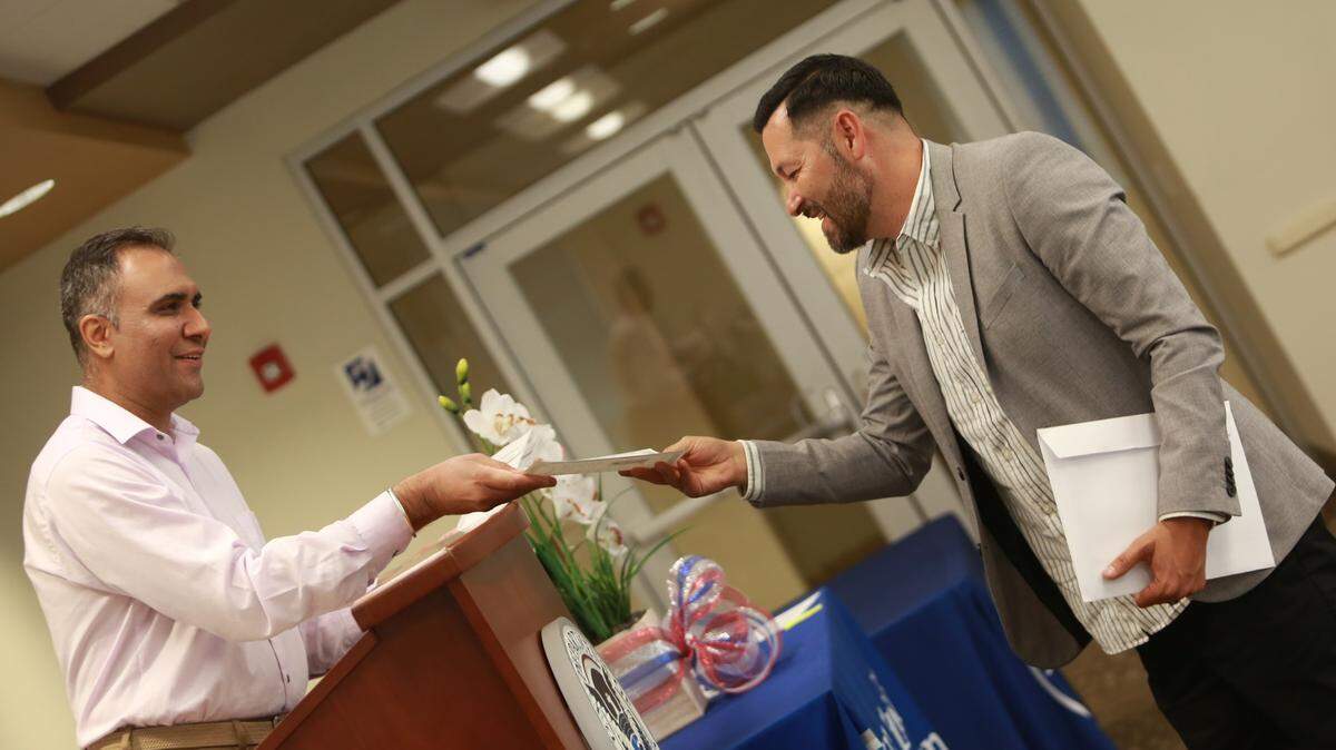 Ricardo Castorena recoge su certificado de naturalización después de tomar juramento a la bandera de los Estados Unidos la mañana del miércoles (25 de mayo) en las oficinas del Servicio de Ciudadanía e Inmigración de Estados Unidos en Fresno. 