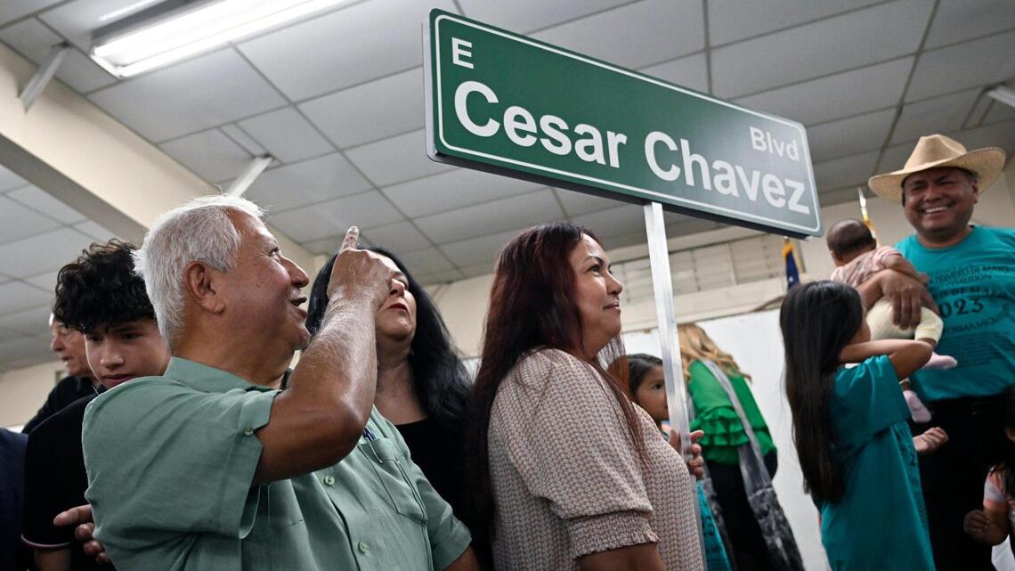 Tras 30 años de lucha, celebran cambio de nombre de calles de Fresno por César Chávez