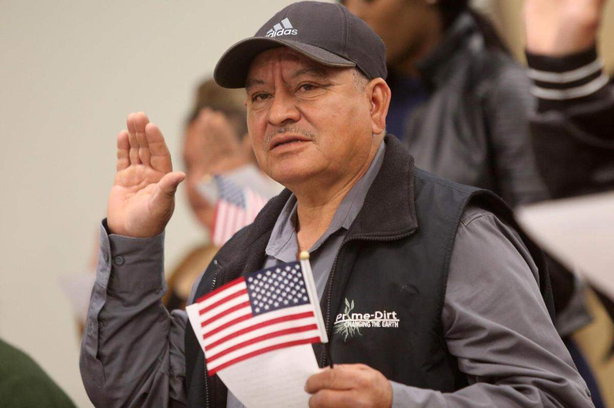 Unas 120 personas del Valle tomaron juramento de lealtad a los Estados Unidos el 16 de febrero durante una ceremonia de naturalización en Fresno.&nbsp;