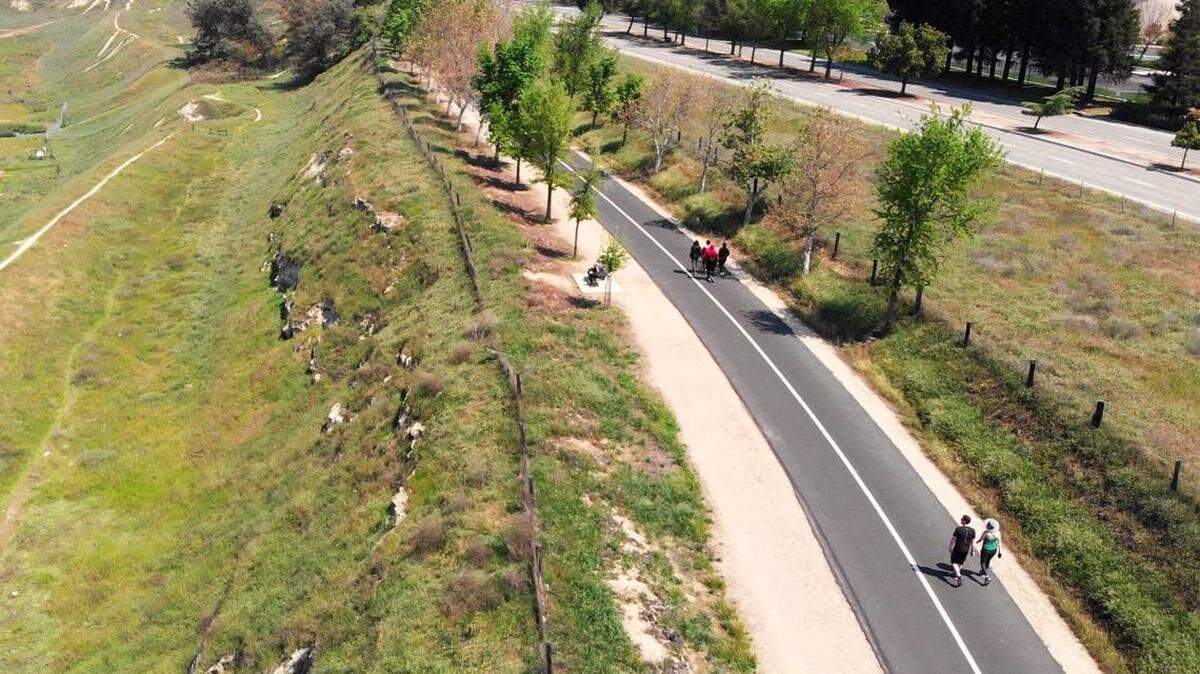 A section of the Lewis S/ Eaton Trail north of Woodward Park in Fresno.